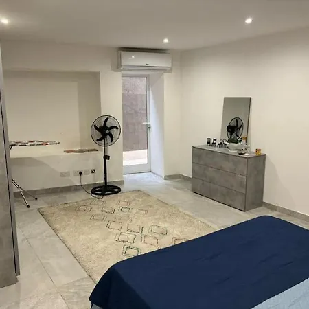 Stylish 2 Bedroom Loft With Yard Apartment *