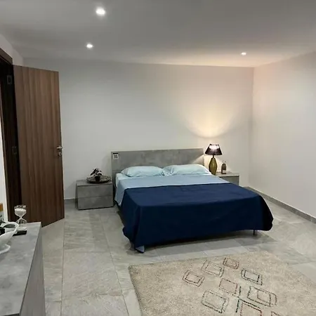 Stylish 2 Bedroom Loft With Yard