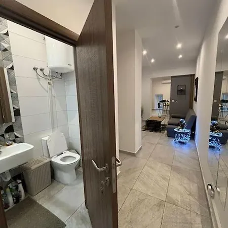 Apartment Stylish 2 Bedroom Loft With Yard