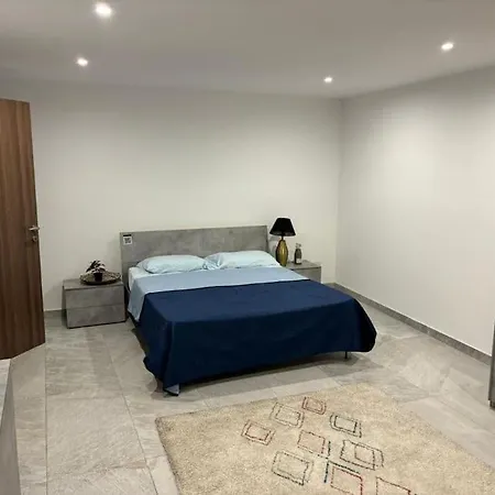 Stylish 2 Bedroom Loft With Yard *