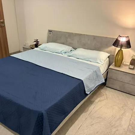 Stylish 2 Bedroom Loft With Yard Pieta