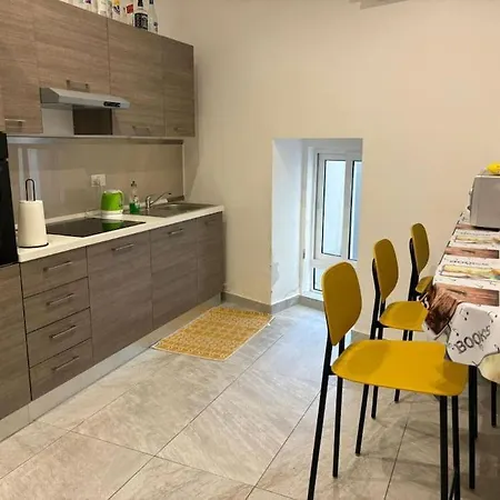 Stylish 2 Bedroom Loft With Yard