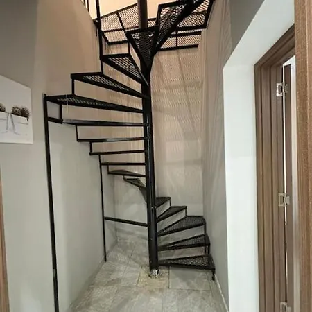 Stylish 2 Bedroom Loft With Yard *